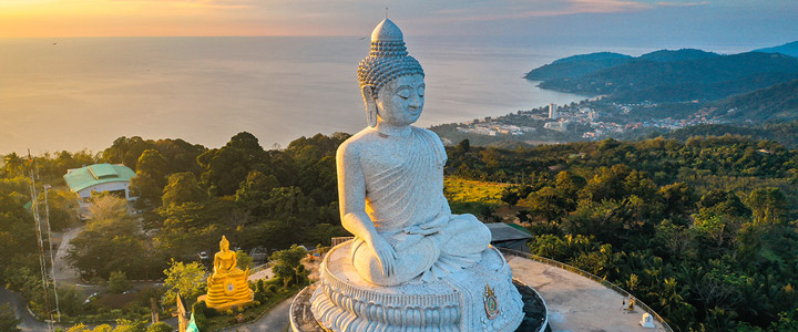 Thailand: Der Buddha von Phuket im Fokus bei Sonnenaufgang.
